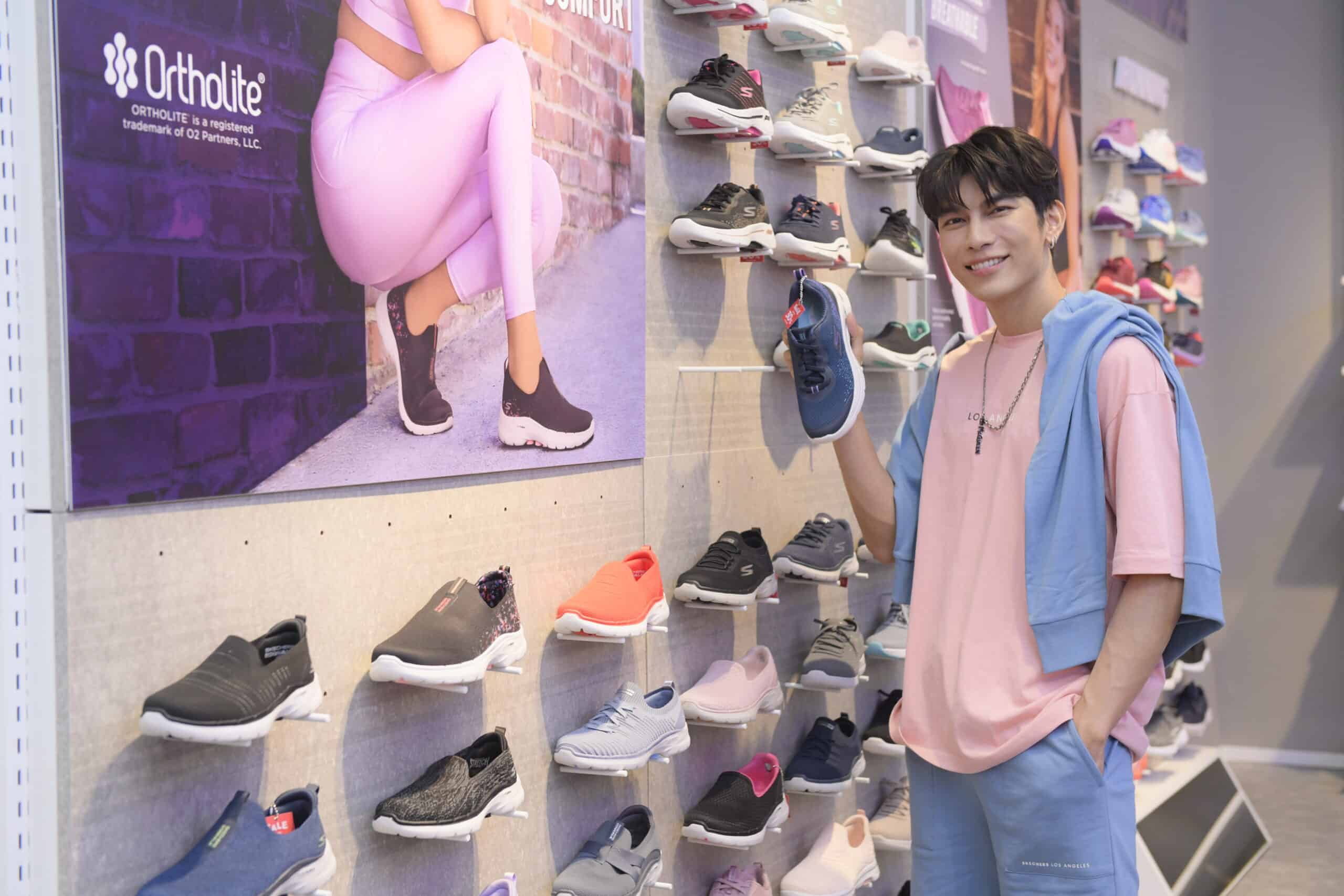 เปิดแล้ว!! “SKECHERS Future Park Superstore” แห่งใหม่ ณ ศูนย์การค้าฟิวเจอร์พาร์ค รังสิต ชวน “มิว-ศุภศิษฏ์” มาสร้างความฟิน สุดเอ็กซ์คลูซีฟ ในลุคลำลองของคอลเลกชัน Foamies®